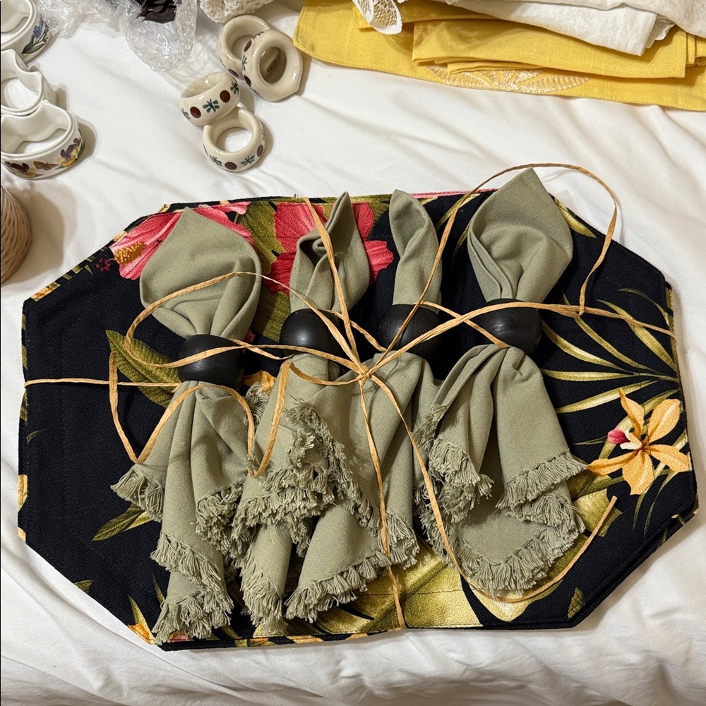 Set Of 4 Tropical Placemats & Olive Green Napkins With Black Napkin Rings